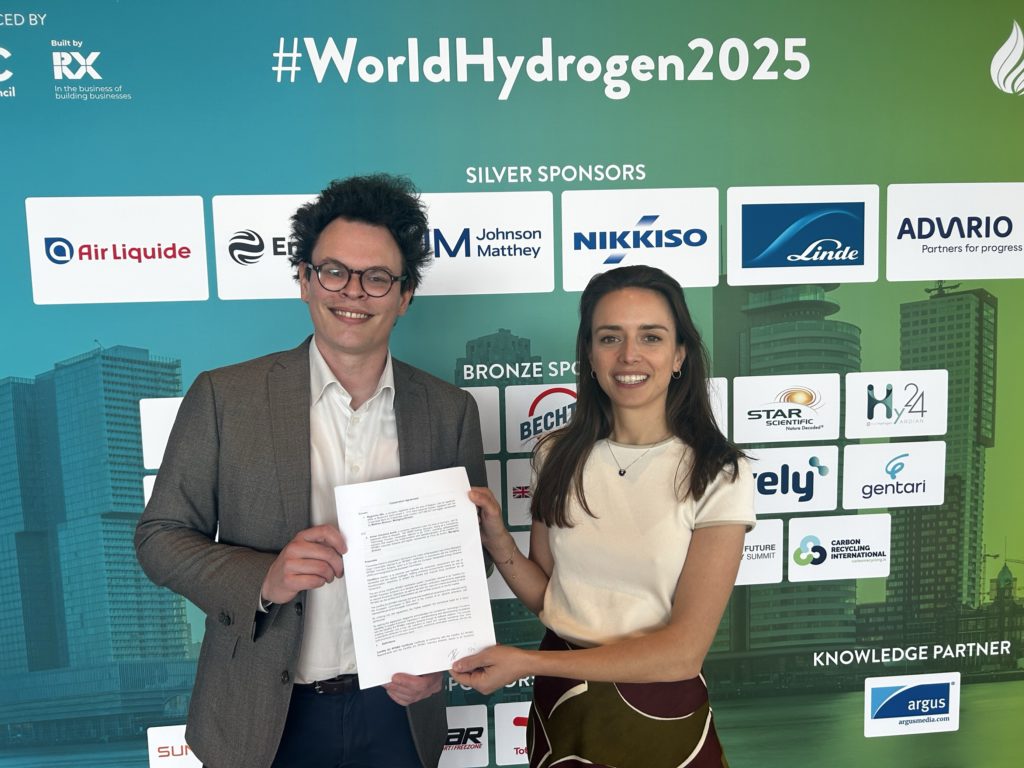 Flore de Durfort, CEO and Co-Founder at Atmen, and Matthieu Boisson, Managing Director at CertifHy, signing the cooperation agreement at World Hydrogen Summit 2025 in Rotterdam.